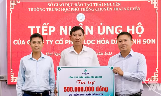Lãnh đạo Công ty Cổ phần Lọc hóa dầu Bình Sơn trao số tiền hỗ trợ 500 triệu đồng cho Trường THPT Chuyên Thái Nguyên.