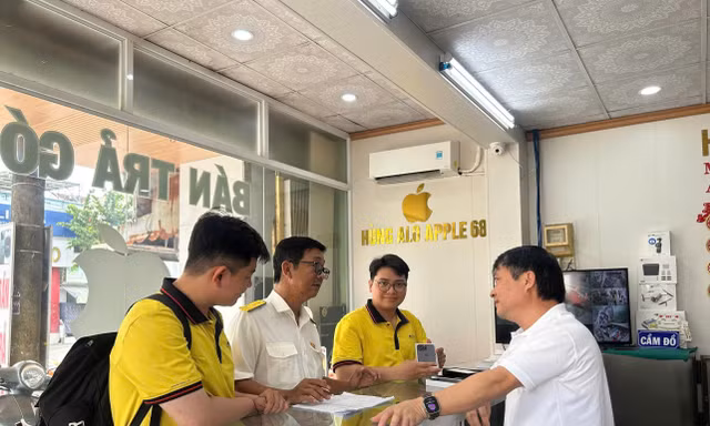 Cán bộ thuế phối hợp với chính quyền địa phương tuyên truyền cho người dân chuyển đổi thuế khoán sang kê khai. 