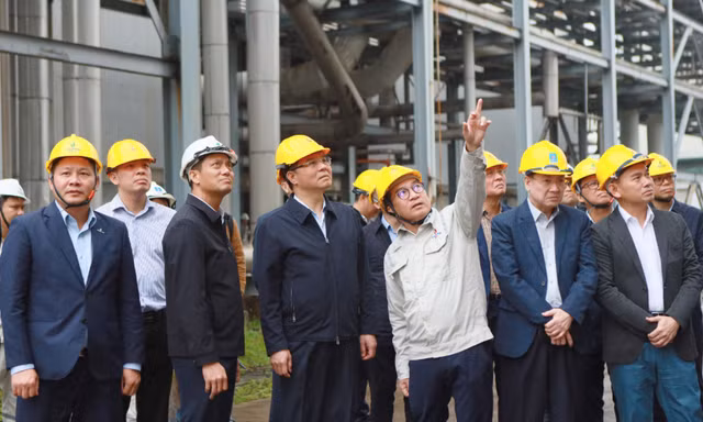 Chủ tịch HĐTV Petrovietnam Lê Mạnh Hùng (hàng đầu, thứ ba từ trái qua) kiểm tra công tác bảo dưỡng Nhà máy Ethanol Dung Quất.