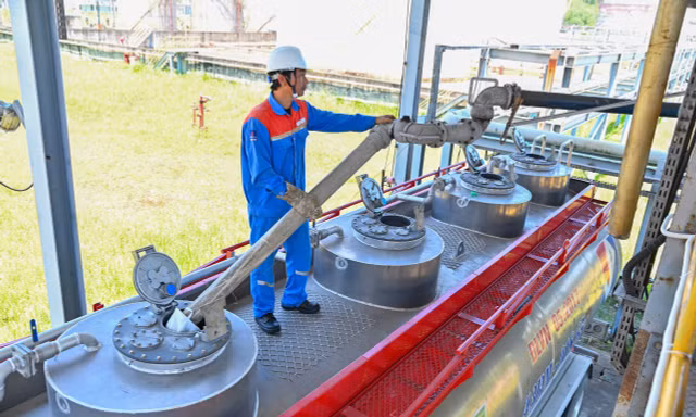 Cuối tháng 3, những lô E100 đã xuất bán bằng đường bộ.