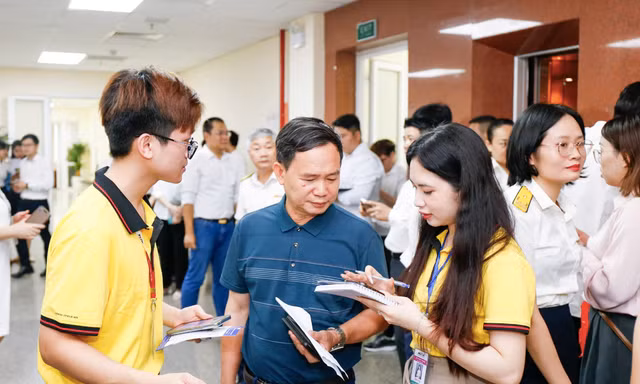 Thuế TP Hà Nội tổ chức hội nghị tập huấn, mời hộ kinh doanh tới hướng dẫn. 