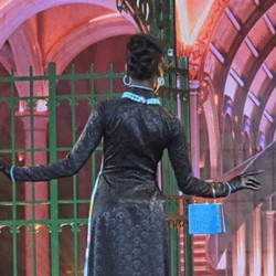 Cú xoay "Barbie trong hộp nhạc" giúp Miss Cosmo Bahamas lọt Top 5 Best in Ao Dai