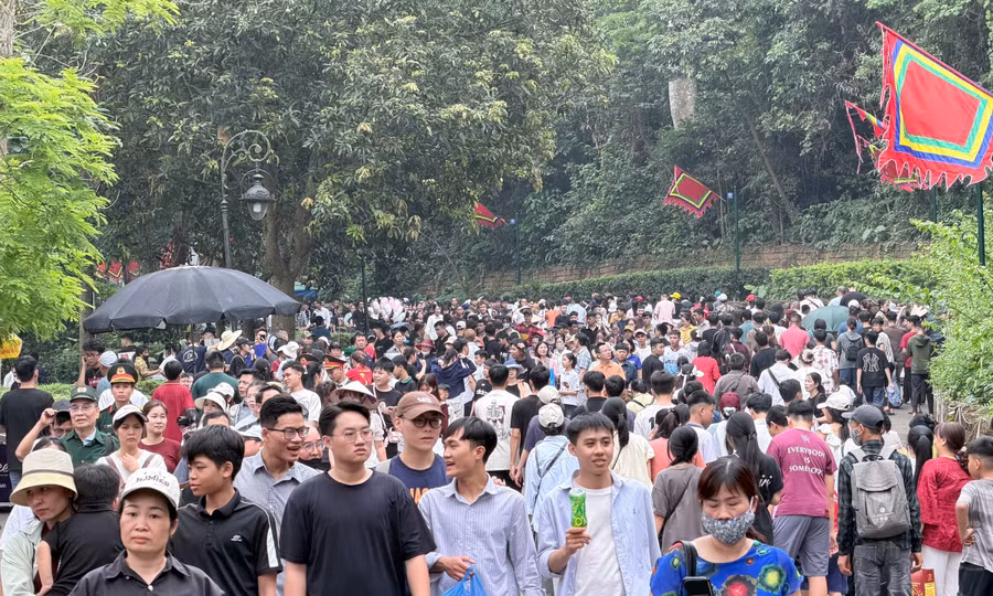 Dòng người nhích từng bước lên Đền Hùng