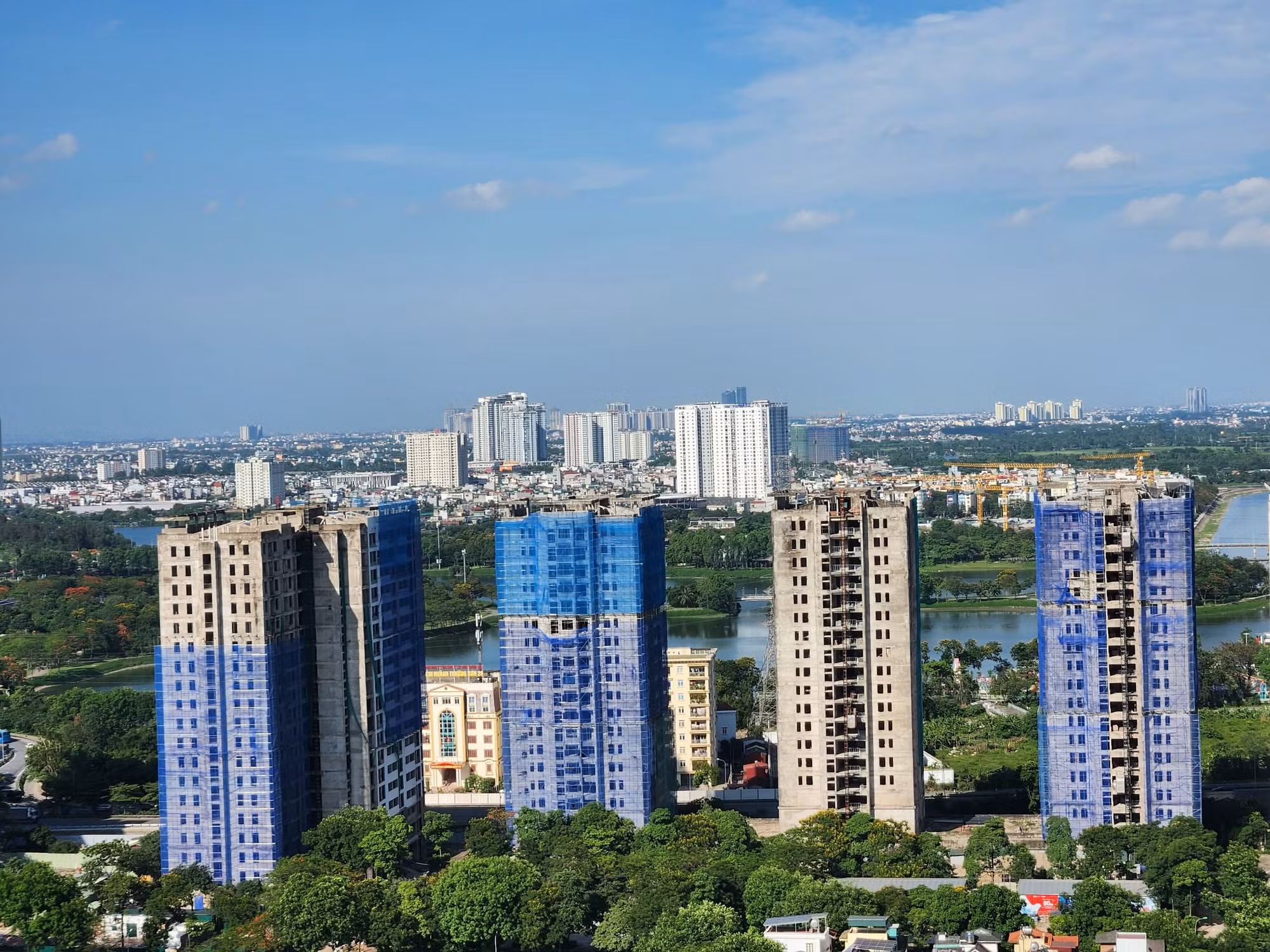 Muốn 'hạ nhiệt' giá chung cư phải gỡ cùng lúc nhiều 'nút thắt'