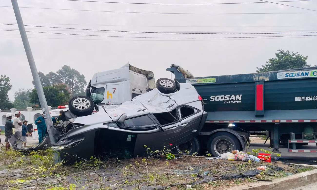 Xe ben đâm lật ô tô, 7 người thương vong ở TPHCM