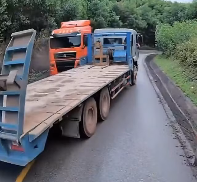Cục CSGT đề nghị kẻ vạch liền, không cho phép 'mượn' đường ngược chiều để vượt xe