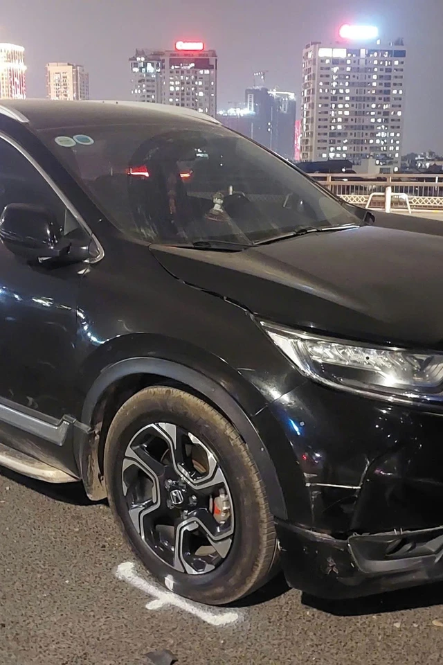 6 ô tô va chạm liên hoàn trên cầu Nhật Tân (Hà Nội)