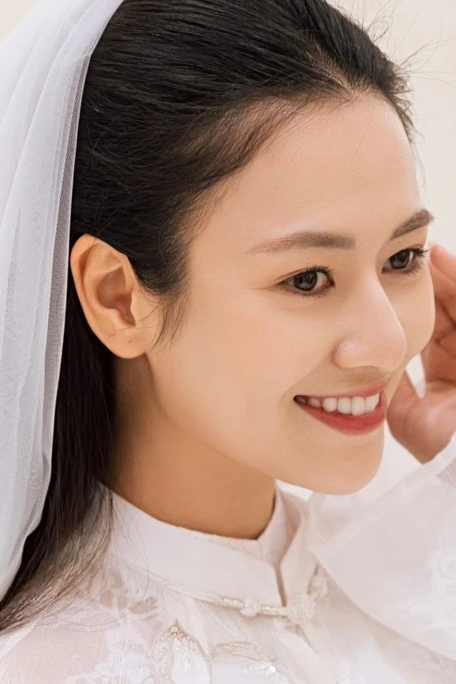 Diễn viên Việt Hoa cưới
