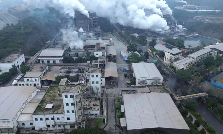 Những khu nhà máy xả khói trắng, phủ mờ khu vực xung quanh