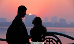 Người dân đổ về Hồ Tây săn khoảnh khắc hoàng hôn đẹp nhất năm