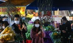 Chen chân ở chợ hoa đêm Quảng An ngày cận Tết