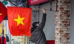 Phố phường Hà Nội đỏ thắm màu cờ ngày 29 Tết