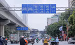 Giao thông hỗn loạn trên tuyến đường 10 làn xe chuẩn bị phân làn tách dòng ô tô, xe máy 