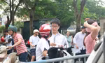 Ngày đầu thi vào lớp 10 ở Hà Nội: Teen không lo, phụ huynh túc trực "cứu nguy"
