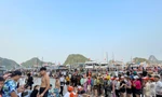 Du khách đổ xô đi đảo Ti Tốp, hang Sửng Sốt