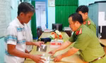 Cảnh sát trao tiền thu hồi cho ông Ba. Ảnh: Báo Long An