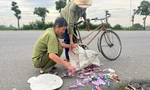 Hàng ngàn thỏi son bị vứt bỏ ven đường Hà Nội, nhiều người mang bao tải, túi tới nhặt