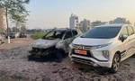 Chiếc ô tô bên trái được cho là nơi phát ra ngọn lửa.