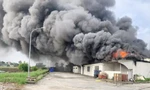 Cháy lớn khu công nghiệp ở Hà Nội, cột khói cao hàng chục mét