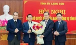 Ông Phùng Quang Hội (giữa) nhận hoa chúc mừng của Ban Nội chính Tỉnh ủy Lạng Sơn. Ảnh: Duy Chiến 