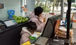 Trẻ nghỉ học vì lạnh: Bà cấp tốc lên trông cháu, con theo mẹ 10km đi làm
