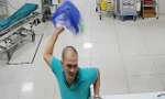 Ông Tú tấn công nhân viên y tế. Ảnh cắt từ clip. 