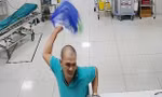 Ông Tú tấn công nhân viên y tế. Ảnh cắt từ clip. 