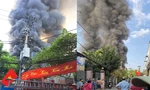 Khói lửa bao trùm vựa phế liệu trong hẻm, cột khói bốc cao hàng chục mét