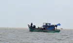 Đột kích thuyền cá trên biển để bắt nghi can giết người