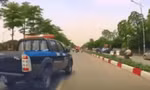 Xác minh ô tô biển xanh liên tục 'tạt đầu', chửi bới tài xế xe khác trên đường