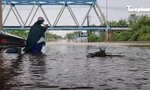 Nước sông ở Đà Nẵng dâng cao, tràn lên đường