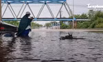 Nước sông ở Đà Nẵng dâng cao, tràn lên đường