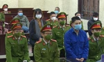 Bị cáo Cao Tài Năng và Vũ Thị Mừng (đeo khăn đứng phía sau) tại phiên tòa. Ảnh: Nguyễn Dương (Dân trí)