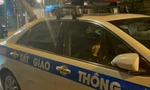 Tài xế chở học sinh đi tham quan Hà Nội 'dính' nồng độ cồn, CSGT dùng ô tô đặc chủng đưa khách về