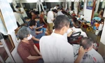 Salon kín khách, thợ cắt tóc vỉa hè tại Hà Nội bội thu ngày đầu mở lại