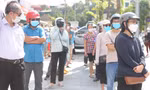 Hà Nội: Hàng trăm người xếp hàng, đợi gần 2 giờ mới mua được bánh Trung thu