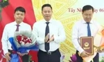 Chủ tịch UBND tỉnh Tây Ninh trao quyết định cho 1 giám đốc sở