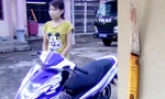 Hà Thị Thương cùng với chiếc xe máy cướp của anh rể tại cơ quan điều tra CA huyện Nghĩa Đàn và chiếc dao Thương dùng để "trả thù" anh rể