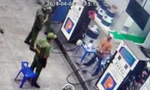 Cảnh sát khống chế người đàn ông đòi đốt cây xăng giữa khuya