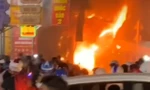 Cháy ngùn ngụt cửa hàng đồ 'mẹ và bé', nhiều người ôm tài sản tháo chạy 