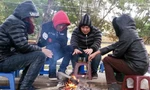 Hà Nội rét nhất từ đầu đông, người dân đốt lửa sưởi ấm trên đường phố