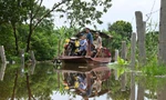Người dân Hà Nội đi đò sau trận mưa ngập