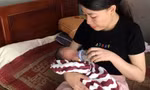 Bé trai kháu khỉnh bị bỏ rơi cùng lá thư 'cam kết' không quay lại tìm con