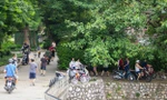 Tháo hàng rào, người đi bộ phải né xe máy trong công viên Tuổi trẻ Thủ đô