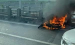 Xe máy bốc cháy ngùn ngụt trên cầu Vĩnh Tuy