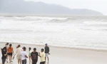 Sóng to gió lớn, nhiều người ở Đà Nẵng vẫn ra biển 'check in' sau bão 