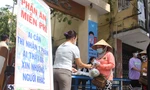 Thầy cô 'xắn tay' nấu cơm 0 đồng cho người khó