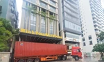 Sóng lớn 'liếm' sát bờ biển Đà Nẵng, khách sạn thuê loạt container chắn bão