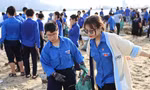 Hơn 3.000 thanh niên Đà Nẵng dọn sạch bãi biển sau mưa ngập