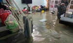 Mưa lớn kỉ lục, người dân Đà Nẵng hối hả kê đồ chạy lụt trong đêm